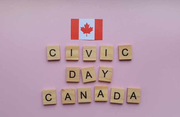 7 sierpnia Dzień Obywatelski Święto Obywatelskie w Kanadzie Flaga Kanady minimalistyczny baner z drewnianymi literami