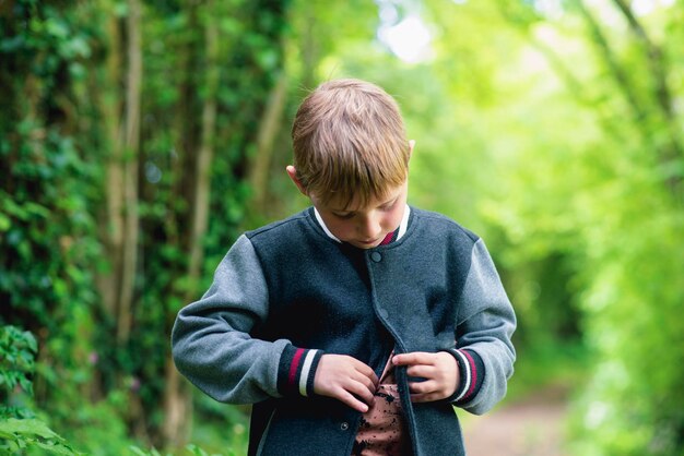 8-letni chłopiec w zielonym lesie na wiosnę