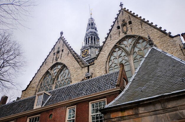 800-letni stary kościół Oude Kerk jest najstarszym budynkiem w Amsterdamie i najstarszym kościołem parafialnym założonym około 1213 roku.