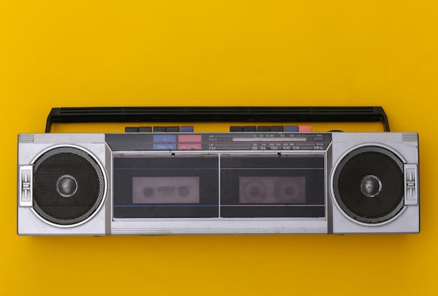 80s Retro Przestarzały Przenośny Radioodtwarzacz Kasetowy Stereo Na żółtym Tle. Widok Z Góry