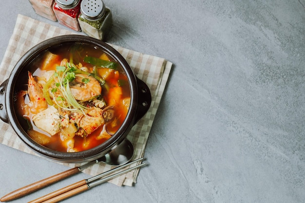 새우가 들어간 맛있는 한국 음식 생태탕 요리