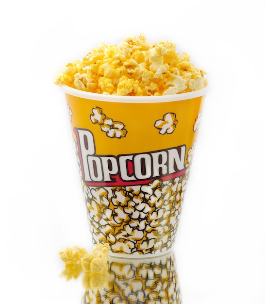 Zdjęcie a cup of popcorn that says popcorn on it