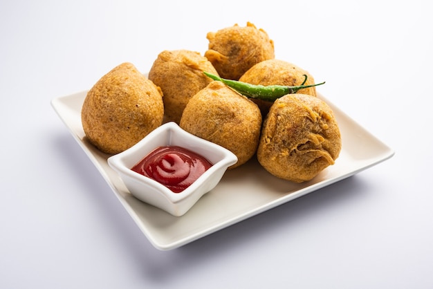 Aalu bonda to indyjska pakora lub batata vada podawana z ketchupem