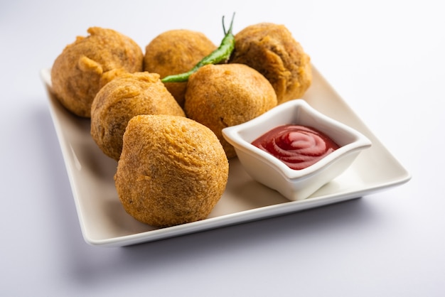 Aalu bonda to indyjska pakora lub batata vada podawana z ketchupem