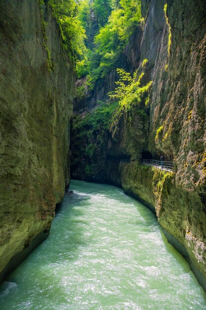 Aareschlucht to spektakularne miejsce położone między Meiringen a Innertkirchen w Szwajcarii