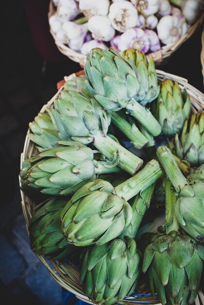 Aartichokes I Czosnek Na Rynku