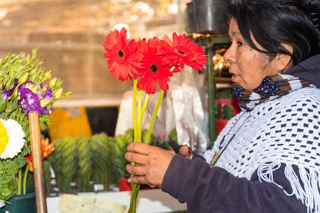 aborygeńska kobieta pracująca w straganie z kwiatami wojowniczka skromna pracowita