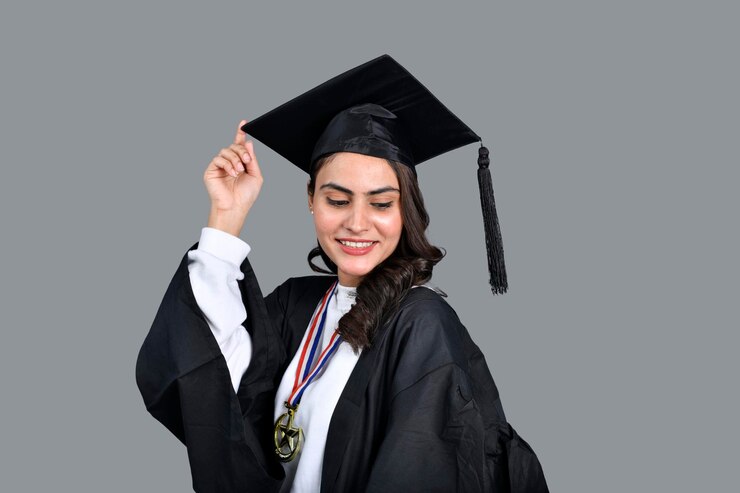 Absolwentka studentka na białym tle na szarym tle indyjskiego modelu pakistańskiego