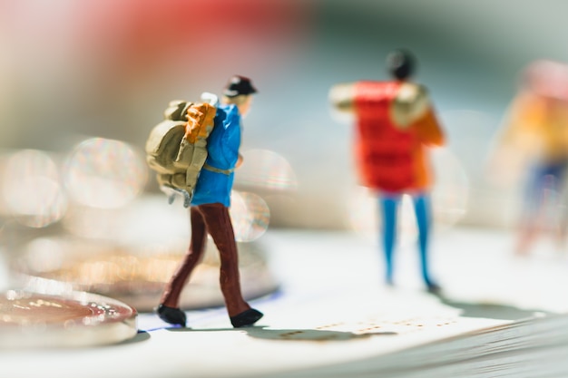 Abstrakcjonistyczni plamy miniaturowi ludzie, boczny widok backpacker używać jako tło podróż lub biznesowy conce