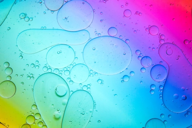 Zdjęcie abstrakcjonistyczny kolorowy wzór z różnorodnymi wodnymi kroplami