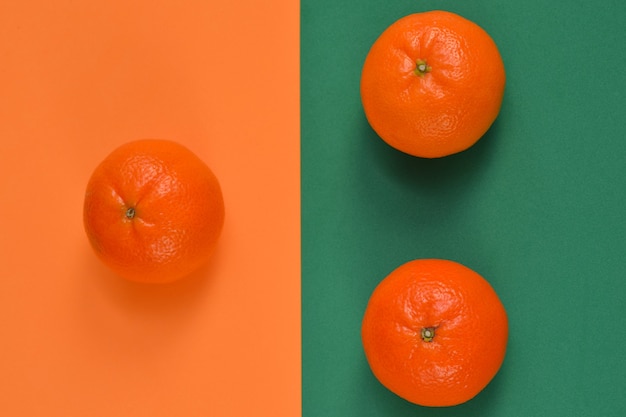 Abstrakcjonistyczny nowy rok jasne tło mandarynki na pomarańczowym zielonym tle