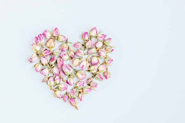Zdjęcie abstrakcjonistyczny wizerunek serce robić wysuszeni pączki róże.