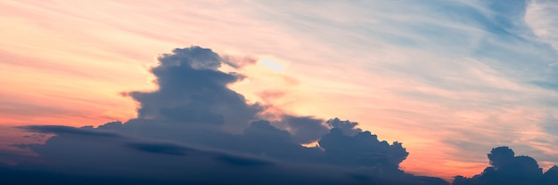 Abstrakcjonistyczny zmierzch z pięknym koloru niebem i chmury natury panoramą