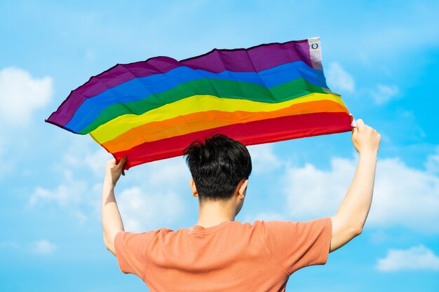 Abstrakcyjna sylwetka geja na ramieniu to flaga LGBT