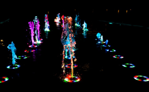 abstrakcyjna sztuka z fontanny wody ze światłem LED