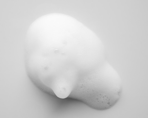Zdjęcie abstrakcyjna tekstura białych pęcherzyków mydlanych na białym tle