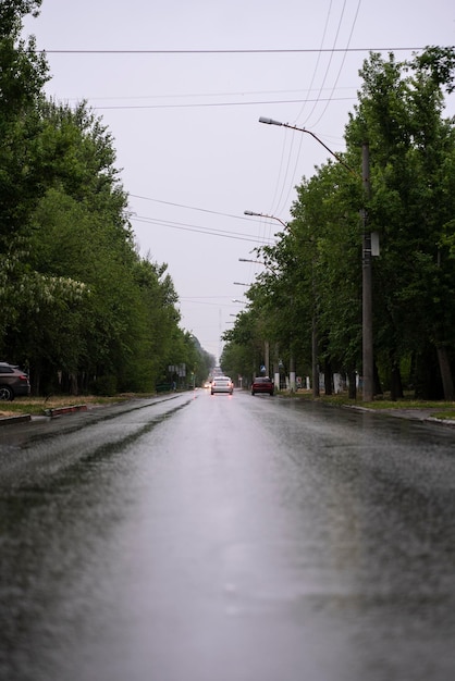 Abstrakcyjna ulica deszczowa w małym miasteczku