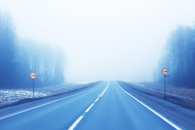 abstrakcyjna zimowa droga mgła śnieg, widok krajobrazu w listopadowym transporcie