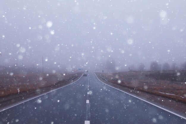 abstrakcyjna zimowa droga mgła śnieg, widok krajobrazu w listopadowym transporcie