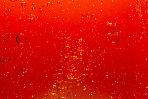 Abstrakcyjne Bąbelki W Płynie Z Czerwonym Tłem Bąbelki O Różnych Rozmiarach I Kształtach