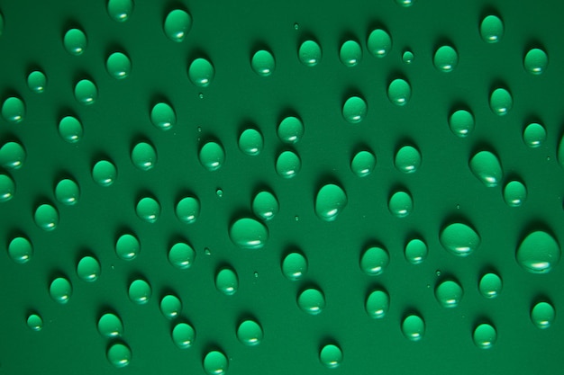 Abstrakcyjne krople wody na zielonym tle makro Pęcherzyki zbliżone krople płynów kosmetycznych Płaski wzór