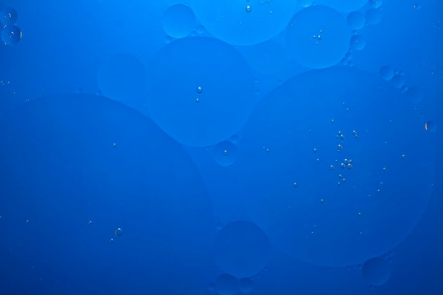 Abstrakcyjne niebieskie tło z bąbelkami powietrza