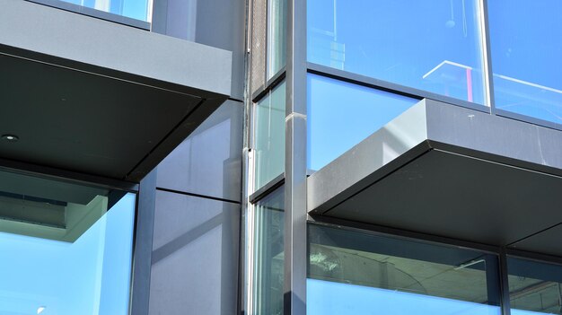 Abstrakcyjne odzwierciedlenie nowoczesnych fasad szklanych w miastach nowoczesne szczegóły powierzchni szklanej budynków biurowych