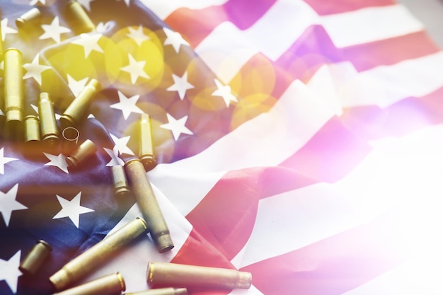 Abstrakcyjne tło z amerykańską flagą na szarym tle Militarystyczne tło USA i Unia Europejska i pociski