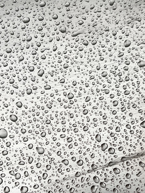 Abstrakcyjne tło z małymi kroplami deszczu na niedoskonałym metalu Krople deszczu na metalowej zjeżdżalni dla dzieci
