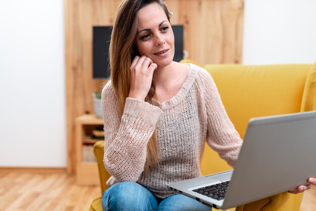 Abstrakcyjny egzamin online, oglądanie filmów w Internecie, uczenie się nowych rzeczy, prowadzenie lekcji, wirtualne spotkanie klasowe, praca w biurze zdalnym, prezentacja komputerowa