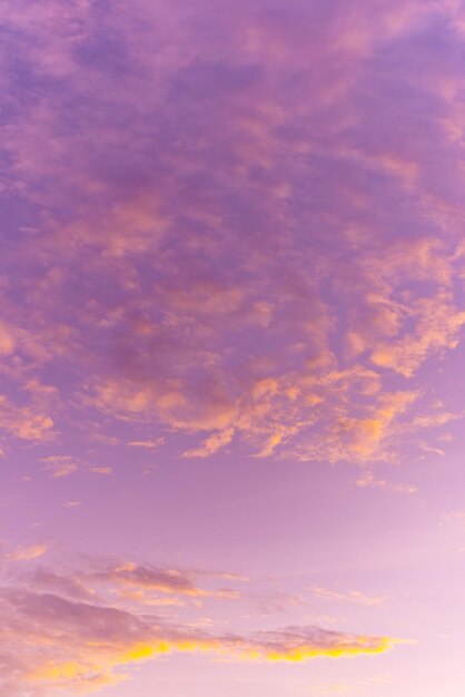 Abstrakcyjny i wzór chmurnego nieba Aksamitny fiolet Trend kolor tła