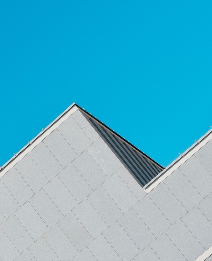 Abstrakcyjny kształt architektoniczny w formie piramidy Kolory szare i cyjan