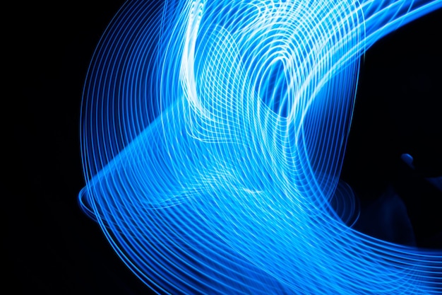 Zdjęcie abstrakcyjny neon metaliczny niebieski zakrzywiony linie nowoczesny projekt baneru na ciemnym tle