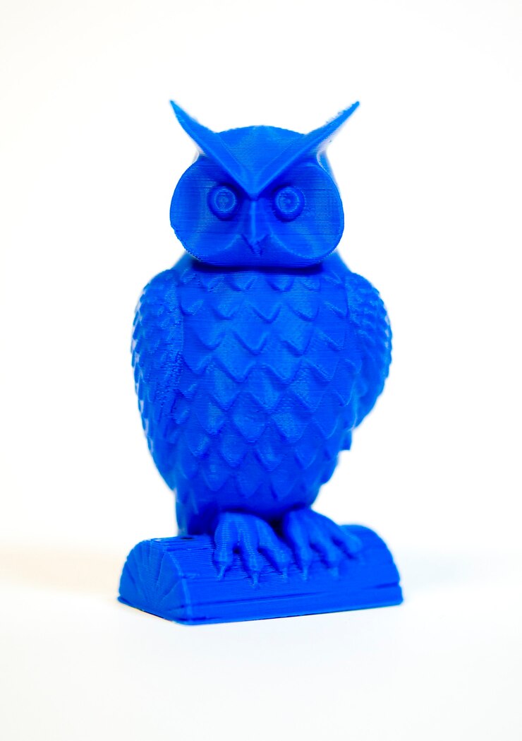 Abstrakcyjny obiekt koloru niebieskiego wydrukowany przez drukarkę 3d na białym tle. Modelowanie osadzania topionego, FDM. Progresywna nowoczesna technologia addytywna. Koncepcja rewolucji przemysłowej 4.0