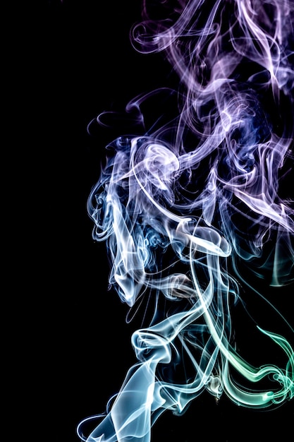 Abstrakcyjny obraz dymu na czarnym tle, efekt tajemnicy.