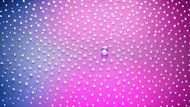 Abstrakt makro kropel wody na błyszczącej powierzchni z różowym odlewem