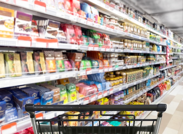 Abstrakt niewyraźny supermarket wybierający produkty mleczne w supermarkecie pusty wózek spożywczy