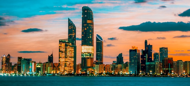 Abu Dhabi Skyline o zachodzie słońca, Zjednoczone Emiraty Arabskie