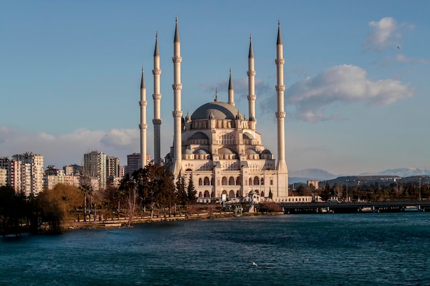 Adana / Turcja, widok na Centralny Meczet Sabanci. Zdjęcie koncepcji podróży.