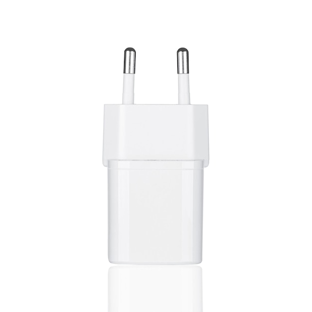 Adapter sieciowy 220V USB ładowanie na białym tle