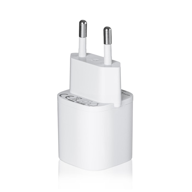 Adapter Sieciowy 220v Usb ładowanie Na Białym Tle