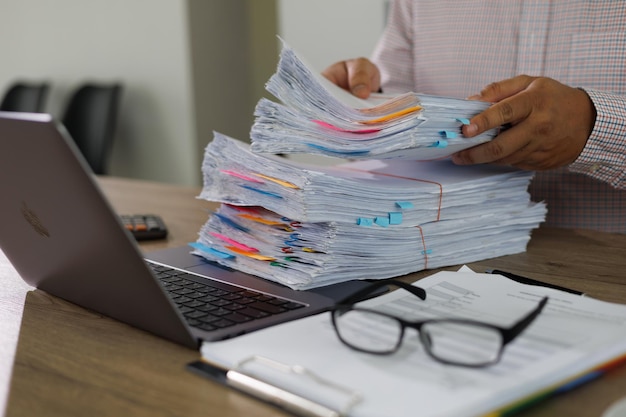 Administracja Biznesowa I Dokumenty Z Danymi Na Biurku Stos Przeciążonego Papieru Biznesowego