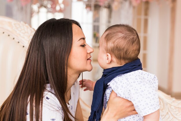 Adorable Kaukaski Chłopczyk Z Matką. Portret Trzymiesięcznego Chłopca