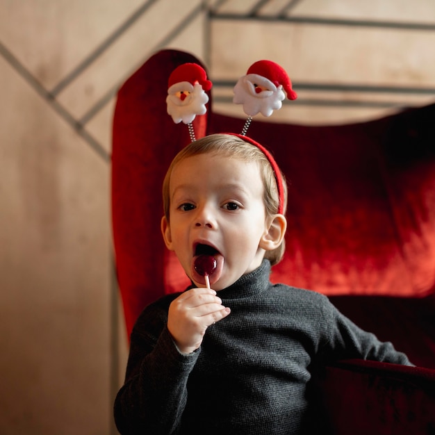 Zdjęcie adorable młody chłopak gotowy na boże narodzenie