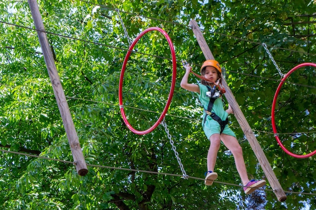Zdjęcie adventure climbing high wire park - ludzie na kursie w kaskach górskich i sprzęcie bezpieczeństwa