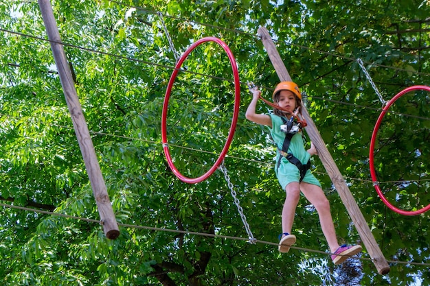 Adventure Climbing High Wire Park - Ludzie Na Kursie W Kaskach Górskich I Sprzęcie Bezpieczeństwa