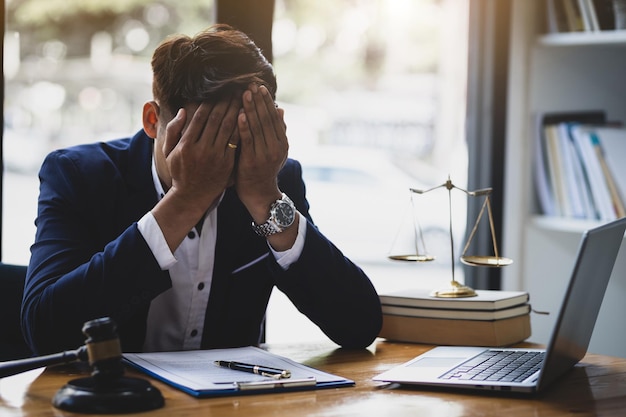 Adwokat lub biznesmen jest zestresowany, że przegra proces i zbankrutuje