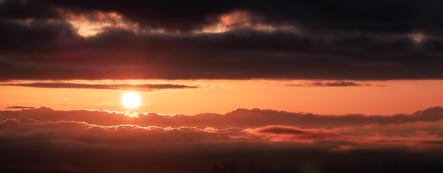 Aerial Cloudscape podczas porannego wschodu słońca niebo natura tło