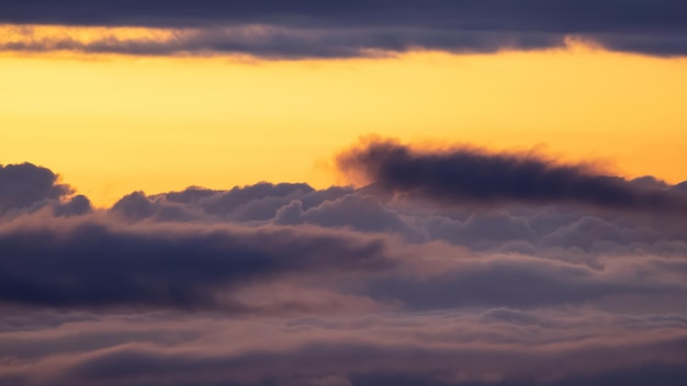 Aerial Cloudscape podczas porannego wschodu słońca niebo natura tło