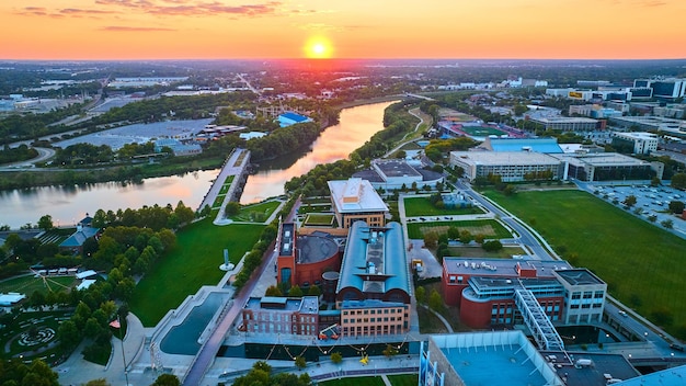 Zdjęcie aerial golden hour cityscape z rzeką w indianapolis